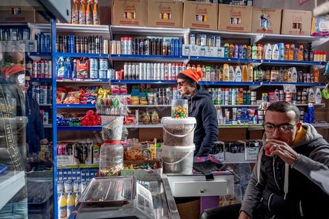 10 décembre 2020 : Dans la petite échoppe du centre ville, les frères Aid et Muntasser vendent tous types de produits et vêtements venant d'Algérie. "là bas les prix sont 40 à  50% moins cher qu'en Tunisie". Ces produits dits de contrebande sont acheminés "illégalement" par la frontière située à 8 km et sous les yeux des autorités. "Mais pour nous c'est vital au vu du coût très élevé de la vie, grace à cela beaucoup de famille survivent" A Haidra, petite ville de 4000 habitants, 900 m d'amtitude mais surtout à moins de 10 km de l'Algérie. Hormis un iste archéologique romain exceptionnel, la ville n'a guère d'autres activités économiques. Le commerce frontalier est donc son activité principal. Il s'agit de contrebande de tous types de produits, de l'essence au parfum. 