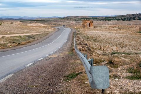 10 décembre 2020 : la route d'entrée à Haidra traverse le tres beau site archéologique romain. 