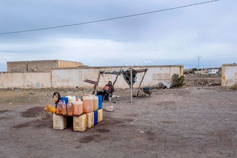 10 décembre 2020 : A Kalaa Khasba sur la route de Haidra, un stand de vente d'essence de contrebande venant de l'Algérie. L'essence algérienne vendue dans des bidons en plastique revient à 1dt250 le litre contre près de 2 dt dans les sattions services.