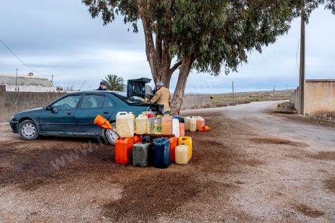 10 décembre 2020 : A Kalaa Khasba sur la route de Haidra, un stand de vente d'essence de contrebande venant de l'Algérie. L'essence algérienne vendue dans des bidons en plastique revient à 1dt250 le litre contre près de 2 dt dans les stations services.