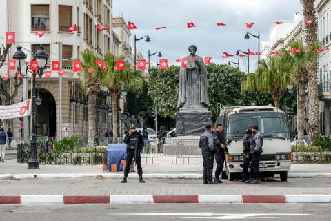 14 janvier 2021 : les 10 ans de la révolution sous confinement. Depuis aujourd'hui le gouvernement a imposé pour 4 jours un confinement total sur tout le pays interdisant ainsi les tunisiens de commémorer les 10 ans de la révolution et du départ de Ben Ali le 14 janvier 2011. L'avenue Habib Bourguiba est bouclée sous très fort dispositif policier. 