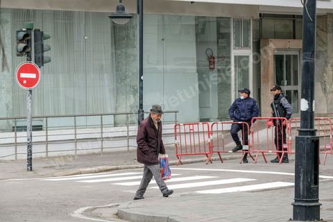14 janvier 2021 : les 10 ans de la révolution sous confinement. Depuis aujourd'hui le gouvernement a imposé pour 4 jours un confinement total sur tout le pays interdisant ainsi les tunisiens de commémorer les 10 ans de la révolution et du départ de Ben Ali le 14 janvier 2011. L'avenue Habib Bourguiba est bouclée sous très fort dispositif policier. 
