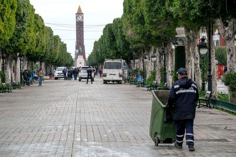 14 janvier 2021 : les 10 ans de la révolution sous confinement. Depuis aujourd'hui le gouvernement a imposé pour 4 jours un confinement total sur tout le pays interdisant ainsi les tunisiens de commémorer les 10 ans de la révolution et du départ de Ben Ali le 14 janvier 2011. L'avenue Habib Bourguiba est bouclée sous très fort dispositif policier. 
