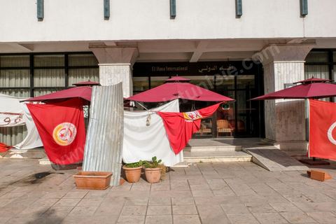 14 janvier 2021 : les 10 ans de la révolution sous confinement. Depuis aujourd'hui le gouvernement a imposé pour 4 jours un confinement total sur tout le pays interdisant ainsi les tunisiens de commémorer les 10 ans de la révolution et du départ de Ben Ali le 14 janvier 2011. L'avenue Habib Bourguiba est bouclée sous très fort dispositif policier. 
