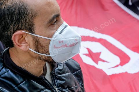 14 janvier 2021 : les 10 ans de la révolution sous confinement. Depuis aujourd'hui le gouvernement a imposé pour 4 jours un confinement total sur tout le pays interdisant ainsi les tunisiens de commémorer les 10 ans de la révolution et du départ de Ben Ali le 14 janvier 2011. L'avenue Habib Bourguiba est bouclée sous très fort dispositif policier. Les martyrs de la révolution, en sitin au centre ville de Tunis dans un immeuble de la présidence du gouvernement, ont bien essayé de rejoindre l'avenue Habib Bourguiba mais ont été arrétés par la police et ont du rebrousser chemin. 