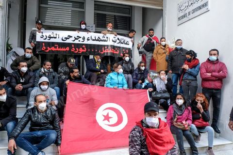 14 janvier 2021 : les 10 ans de la révolution sous confinement. Depuis aujourd'hui le gouvernement a imposé pour 4 jours un confinement total sur tout le pays interdisant ainsi les tunisiens de commémorer les 10 ans de la révolution et du départ de Ben Ali le 14 janvier 2011. L'avenue Habib Bourguiba est bouclée sous très fort dispositif policier. Les martyrs de la révolution, en sitin au centre ville de Tunis dans un immeuble de la présidence du gouvernement, ont bien essayé de rejoindre l'avenue Habib Bourguiba mais ont été arrétés par la police et ont du rebrousser chemin. 
