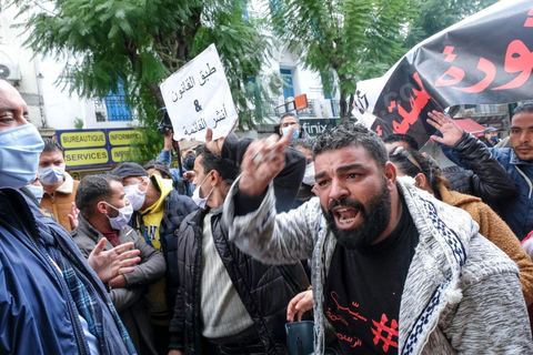 14 janvier 2021 : les 10 ans de la révolution sous confinement. Depuis aujourd'hui le gouvernement a imposé pour 4 jours un confinement total sur tout le pays interdisant ainsi les tunisiens de commémorer les 10 ans de la révolution et du départ de Ben Ali le 14 janvier 2011. L'avenue Habib Bourguiba est bouclée sous très fort dispositif policier. Les martyrs de la révolution, en sitin au centre ville de Tunis dans un immeuble de la présidence du gouvernement, ont bien essayé de rejoindre l'avenue Habib Bourguiba mais ont été arrétés par la police et ont du rebrousser chemin. 
