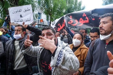 14 janvier 2021 : les 10 ans de la révolution sous confinement. Depuis aujourd'hui le gouvernement a imposé pour 4 jours un confinement total sur tout le pays interdisant ainsi les tunisiens de commémorer les 10 ans de la révolution et du départ de Ben Ali le 14 janvier 2011. L'avenue Habib Bourguiba est bouclée sous très fort dispositif policier. Les martyrs de la révolution, en sitin au centre ville de Tunis dans un immeuble de la présidence du gouvernement, ont bien essayé de rejoindre l'avenue Habib Bourguiba mais ont été arrétés par la police et ont du rebrousser chemin. 
