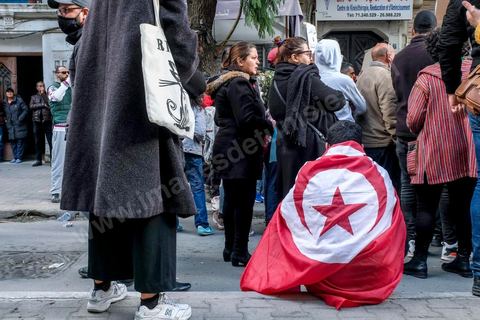 14 janvier 2021 : les 10 ans de la révolution sous confinement. Depuis aujourd'hui le gouvernement a imposé pour 4 jours un confinement total sur tout le pays interdisant ainsi les tunisiens de commémorer les 10 ans de la révolution et du départ de Ben Ali le 14 janvier 2011. L'avenue Habib Bourguiba est bouclée sous très fort dispositif policier. Les martyrs de la révolution, en sitin au centre ville de Tunis dans un immeuble de la présidence du gouvernement, ont bien essayé de rejoindre l'avenue Habib Bourguiba mais ont été arrétés par la police et ont du rebrousser chemin. 