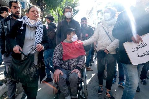 14 janvier 2021 : les 10 ans de la révolution sous confinement. Depuis aujourd'hui le gouvernement a imposé pour 4 jours un confinement total sur tout le pays interdisant ainsi les tunisiens de commémorer les 10 ans de la révolution et du départ de Ben Ali le 14 janvier 2011. L'avenue Habib Bourguiba est bouclée sous très fort dispositif policier. Les martyrs de la révolution, en sitin au centre ville de Tunis dans un immeuble de la présidence du gouvernement, ont bien essayé de rejoindre l'avenue Habib Bourguiba mais ont été arrétés par la police et ont du rebrousser chemin. 