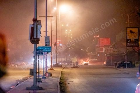 17 janvier 2021 : troisième nuit d'affrontements entre les jeunes de quartiers populaires et la police alors que le pays est en confinement depuis le 14 janvier pour 4 jours. Dans le quartier de Ettadhamen, banlieue populaire à l'ouest de Tunis, les affrontements sont sporadiques, les jeunes brulent des poubelles et caillassent la police qui répond par des tirs de lacrymogènes et repoussent les jeunes dans les ruelles. Peu de dégats et quelques arrestations.
