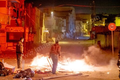 17 janvier 2021 : troisième nuit d'affrontements entre les jeunes de quartiers populaires et la police alors que le pays est en confinement depuis le 14 janvier pour 4 jours. Dans le quartier de Ettadhamen, banlieue populaire à l'ouest de Tunis, les affrontements sont sporadiques, les jeunes brulent des poubelles et caillassent la police qui répond par des tirs de lacrymogènes et repoussent les jeunes dans les ruelles. Peu de dégats et quelques arrestations.