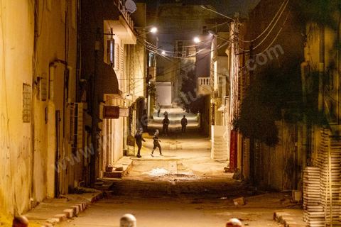 17 janvier 2021 : troisième nuit d'affrontements entre les jeunes de quartiers populaires et la police alors que le pays est en confinement depuis le 14 janvier pour 4 jours. Dans le quartier de Ettadhamen, banlieue populaire à l'ouest de Tunis, les affrontements sont sporadiques, les jeunes brulent des poubelles et caillassent la police qui répond par des tirs de lacrymogènes et repoussent les jeunes dans les ruelles. Peu de dégats et quelques arrestations.