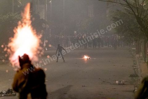 19 janvier 2021 : cinquième nuit d'affrontements entre les jeunes de quartiers populaires et la police alors que le pays est en couvre feu à partir de 20h. Dans le quartier de Ettadhamen, banlieue populaire à l'ouest de Tunis, les affrontements sont sporadiques, environ 200 jeunes brulent des poubelles et caillassent la police qui répond par des tirs de lacrymogènes et repoussent les jeunes dans les ruelles. Peu de dégats et plusieurs centaines d'arrestations depuis le début des émeutes dans le pays.