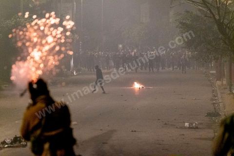 19 janvier 2021 : cinquième nuit d'affrontements entre les jeunes de quartiers populaires et la police alors que le pays est en couvre feu à partir de 20h. Dans le quartier de Ettadhamen, banlieue populaire à l'ouest de Tunis, les affrontements sont sporadiques, environ 200 jeunes brulent des poubelles et caillassent la police qui répond par des tirs de lacrymogènes et repoussent les jeunes dans les ruelles. Peu de dégats et plusieurs centaines d'arrestations depuis le début des émeutes dans le pays.
