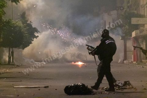 19 janvier 2021 : cinquième nuit d'affrontements entre les jeunes de quartiers populaires et la police alors que le pays est en couvre feu à partir de 20h. Dans le quartier de Ettadhamen, banlieue populaire à l'ouest de Tunis, les affrontements sont sporadiques, environ 200 jeunes brulent des poubelles et caillassent la police qui répond par des tirs de lacrymogènes et repoussent les jeunes dans les ruelles. Peu de dégats et plusieurs centaines d'arrestations depuis le début des émeutes dans le pays.