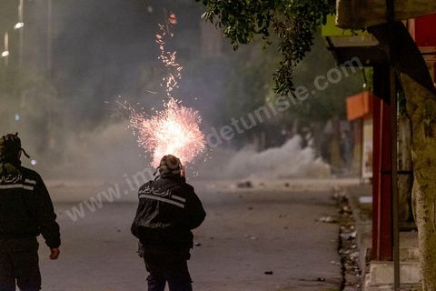 19 janvier 2021 : cinquième nuit d'affrontements entre les jeunes de quartiers populaires et la police alors que le pays est en couvre feu à partir de 20h. Dans le quartier de Ettadhamen, banlieue populaire à l'ouest de Tunis, les affrontements sont sporadiques, environ 200 jeunes brulent des poubelles et caillassent la police qui répond par des tirs de lacrymogènes et repoussent les jeunes dans les ruelles. Peu de dégats et plusieurs centaines d'arrestations depuis le début des émeutes dans le pays.