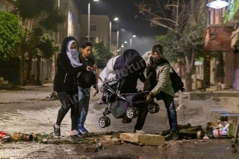 19 janvier 2021 : cinquième nuit d'affrontements entre les jeunes de quartiers populaires et la police alors que le pays est en couvre feu à partir de 20h. Dans le quartier de Ettadhamen, banlieue populaire à l'ouest de Tunis, les affrontements sont sporadiques, environ 200 jeunes brulent des poubelles et caillassent la police qui répond par des tirs de lacrymogènes et repoussent les jeunes dans les ruelles. Peu de dégats et plusieurs centaines d'arrestations depuis le début des émeutes dans le pays.