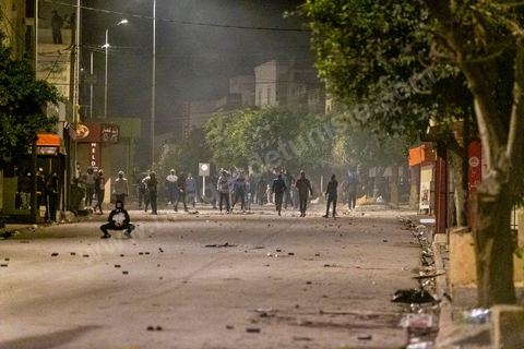 19 janvier 2021 : cinquième nuit d'affrontements entre les jeunes de quartiers populaires et la police alors que le pays est en couvre feu à partir de 20h. Dans le quartier de Ettadhamen, banlieue populaire à l'ouest de Tunis, les affrontements sont sporadiques, environ 200 jeunes brulent des poubelles et caillassent la police qui répond par des tirs de lacrymogènes et repoussent les jeunes dans les ruelles. Peu de dégats et plusieurs centaines d'arrestations depuis le début des émeutes dans le pays.