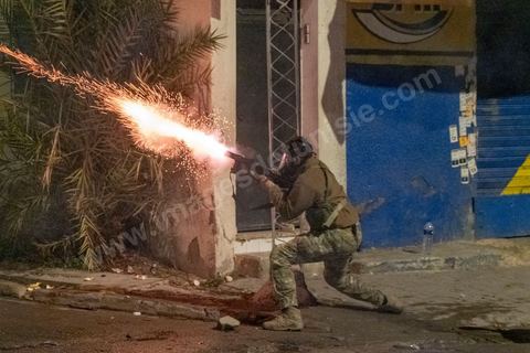 19 janvier 2021 : cinquième nuit d'affrontements entre les jeunes de quartiers populaires et la police alors que le pays est en couvre feu à partir de 20h. Dans le quartier de Ettadhamen, banlieue populaire à l'ouest de Tunis, les affrontements sont sporadiques, environ 200 jeunes brulent des poubelles et caillassent la police qui répond par des tirs de lacrymogènes et repoussent les jeunes dans les ruelles. Peu de dégats et plusieurs centaines d'arrestations depuis le début des émeutes dans le pays.