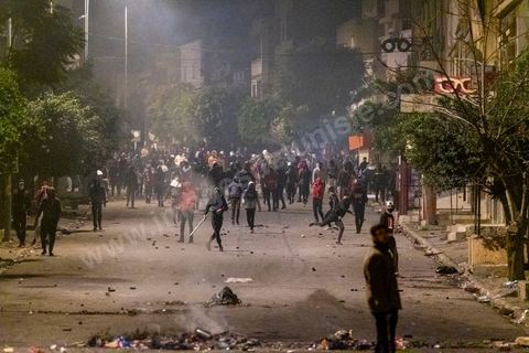 19 janvier 2021 : cinquième nuit d'affrontements entre les jeunes de quartiers populaires et la police alors que le pays est en couvre feu à partir de 20h. Dans le quartier de Ettadhamen, banlieue populaire à l'ouest de Tunis, les affrontements sont sporadiques, environ 200 jeunes brulent des poubelles et caillassent la police qui répond par des tirs de lacrymogènes et repoussent les jeunes dans les ruelles. Peu de dégats et plusieurs centaines d'arrestations depuis le début des émeutes dans le pays.