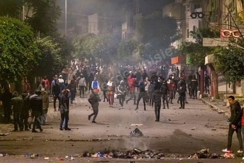 19 janvier 2021 : cinquième nuit d'affrontements entre les jeunes de quartiers populaires et la police alors que le pays est en couvre feu à partir de 20h. Dans le quartier de Ettadhamen, banlieue populaire à l'ouest de Tunis, les affrontements sont sporadiques, environ 200 jeunes brulent des poubelles et caillassent la police qui répond par des tirs de lacrymogènes et repoussent les jeunes dans les ruelles. Peu de dégats et plusieurs centaines d'arrestations depuis le début des émeutes dans le pays.