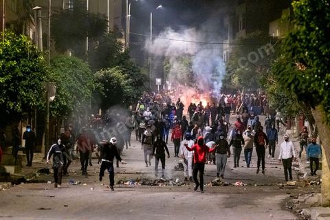 19 janvier 2021 : cinquième nuit d'affrontements entre les jeunes de quartiers populaires et la police alors que le pays est en couvre feu à partir de 20h. Dans le quartier de Ettadhamen, banlieue populaire à l'ouest de Tunis, les affrontements sont sporadiques, environ 200 jeunes brulent des poubelles et caillassent la police qui répond par des tirs de lacrymogènes et repoussent les jeunes dans les ruelles. Peu de dégats et plusieurs centaines d'arrestations depuis le début des émeutes dans le pays.