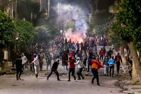 19 janvier 2021 : cinquième nuit d'affrontements entre les jeunes de quartiers populaires et la police alors que le pays est en couvre feu à partir de 20h. Dans le quartier de Ettadhamen, banlieue populaire à l'ouest de Tunis, les affrontements sont sporadiques, environ 200 jeunes brulent des poubelles et caillassent la police qui répond par des tirs de lacrymogènes et repoussent les jeunes dans les ruelles. Peu de dégats et plusieurs centaines d'arrestations depuis le début des émeutes dans le pays.