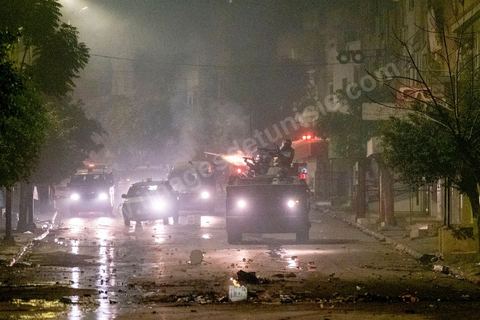 19 janvier 2021 : cinquième nuit d'affrontements entre les jeunes de quartiers populaires et la police alors que le pays est en couvre feu à partir de 20h. Dans le quartier de Ettadhamen, banlieue populaire à l'ouest de Tunis, les affrontements sont sporadiques, environ 200 jeunes brulent des poubelles et caillassent la police qui répond par des tirs de lacrymogènes et repoussent les jeunes dans les ruelles. Peu de dégats et plusieurs centaines d'arrestations depuis le début des émeutes dans le pays.