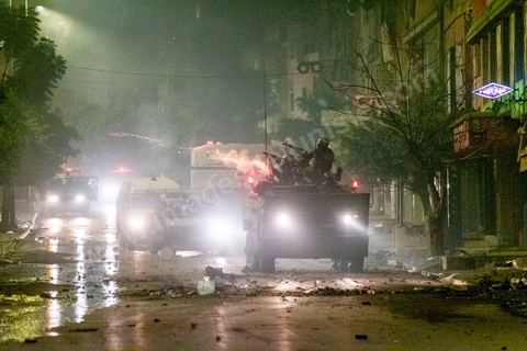 19 janvier 2021 : cinquième nuit d'affrontements entre les jeunes de quartiers populaires et la police alors que le pays est en couvre feu à partir de 20h. Dans le quartier de Ettadhamen, banlieue populaire à l'ouest de Tunis, les affrontements sont sporadiques, environ 200 jeunes brulent des poubelles et caillassent la police qui répond par des tirs de lacrymogènes et repoussent les jeunes dans les ruelles. Peu de dégats et plusieurs centaines d'arrestations depuis le début des émeutes dans le pays.