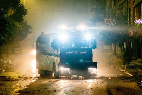 19 janvier 2021 : cinquième nuit d'affrontements entre les jeunes de quartiers populaires et la police alors que le pays est en couvre feu à partir de 20h. Dans le quartier de Ettadhamen, banlieue populaire à l'ouest de Tunis, les affrontements sont sporadiques, environ 200 jeunes brulent des poubelles et caillassent la police qui répond par des tirs de lacrymogènes et repoussent les jeunes dans les ruelles. Peu de dégats et plusieurs centaines d'arrestations depuis le début des émeutes dans le pays.