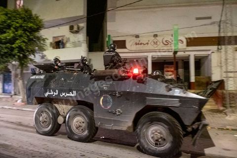 19 janvier 2021 : cinquième nuit d'affrontements entre les jeunes de quartiers populaires et la police alors que le pays est en couvre feu à partir de 20h. Dans le quartier de Ettadhamen, banlieue populaire à l'ouest de Tunis, les affrontements sont sporadiques, environ 200 jeunes brulent des poubelles et caillassent la police qui répond par des tirs de lacrymogènes et repoussent les jeunes dans les ruelles. Peu de dégats et plusieurs centaines d'arrestations depuis le début des émeutes dans le pays.