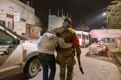 19 janvier 2021 : cinquième nuit d'affrontements entre les jeunes de quartiers populaires et la police alors que le pays est en couvre feu à partir de 20h. Dans le quartier de Ettadhamen, banlieue populaire à l'ouest de Tunis, les affrontements sont sporadiques, environ 200 jeunes brulent des poubelles et caillassent la police qui répond par des tirs de lacrymogènes et repoussent les jeunes dans les ruelles. Peu de dégats et plusieurs centaines d'arrestations depuis le début des émeutes dans le pays.