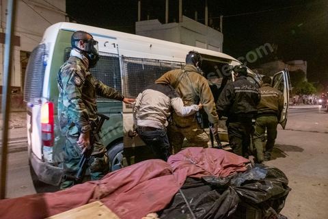 19 janvier 2021 : cinquième nuit d'affrontements entre les jeunes de quartiers populaires et la police alors que le pays est en couvre feu à partir de 20h. Dans le quartier de Ettadhamen, banlieue populaire à l'ouest de Tunis, les affrontements sont sporadiques, environ 200 jeunes brulent des poubelles et caillassent la police qui répond par des tirs de lacrymogènes et repoussent les jeunes dans les ruelles. Peu de dégats et plusieurs centaines d'arrestations depuis le début des émeutes dans le pays.