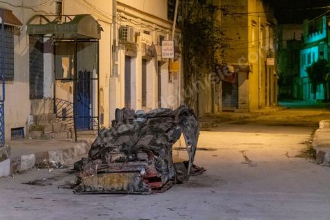 19 janvier 2021 : cinquième nuit d'affrontements entre les jeunes de quartiers populaires et la police alors que le pays est en couvre feu à partir de 20h. Dans le quartier de Ettadhamen, banlieue populaire à l'ouest de Tunis, les affrontements sont sporadiques, environ 200 jeunes brulent des poubelles et caillassent la police qui répond par des tirs de lacrymogènes et repoussent les jeunes dans les ruelles. Peu de dégats et plusieurs centaines d'arrestations depuis le début des émeutes dans le pays.