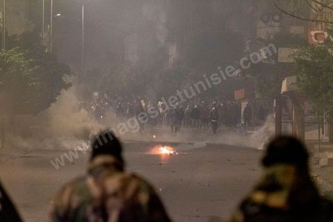 19 janvier 2021 : cinquième nuit d'affrontements entre les jeunes de quartiers populaires et la police alors que le pays est en couvre feu à partir de 20h. Dans le quartier de Ettadhamen, banlieue populaire à l'ouest de Tunis, les affrontements sont sporadiques, environ 200 jeunes brulent des poubelles et caillassent la police qui répond par des tirs de lacrymogènes et repoussent les jeunes dans les ruelles. Peu de dégats et plusieurs centaines d'arrestations depuis le début des émeutes dans le pays.