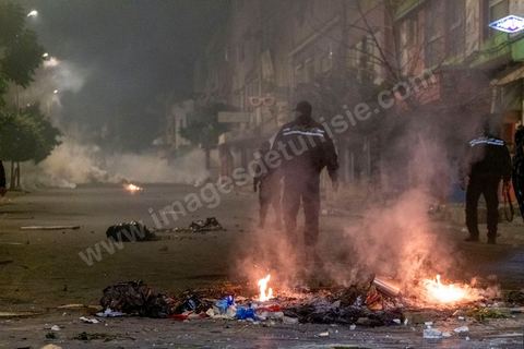 19 janvier 2021 : cinquième nuit d'affrontements entre les jeunes de quartiers populaires et la police alors que le pays est en couvre feu à partir de 20h. Dans le quartier de Ettadhamen, banlieue populaire à l'ouest de Tunis, les affrontements sont sporadiques, environ 200 jeunes brulent des poubelles et caillassent la police qui répond par des tirs de lacrymogènes et repoussent les jeunes dans les ruelles. Peu de dégats et plusieurs centaines d'arrestations depuis le début des émeutes dans le pays.