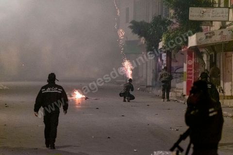 19 janvier 2021 : cinquième nuit d'affrontements entre les jeunes de quartiers populaires et la police alors que le pays est en couvre feu à partir de 20h. Dans le quartier de Ettadhamen, banlieue populaire à l'ouest de Tunis, les affrontements sont sporadiques, environ 200 jeunes brulent des poubelles et caillassent la police qui répond par des tirs de lacrymogènes et repoussent les jeunes dans les ruelles. Peu de dégats et plusieurs centaines d'arrestations depuis le début des émeutes dans le pays.