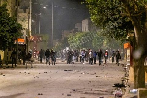 19 janvier 2021 : cinquième nuit d'affrontements entre les jeunes de quartiers populaires et la police alors que le pays est en couvre feu à partir de 20h. Dans le quartier de Ettadhamen, banlieue populaire à l'ouest de Tunis, les affrontements sont sporadiques, environ 200 jeunes brulent des poubelles et caillassent la police qui répond par des tirs de lacrymogènes et repoussent les jeunes dans les ruelles. Peu de dégats et plusieurs centaines d'arrestations depuis le début des émeutes dans le pays.