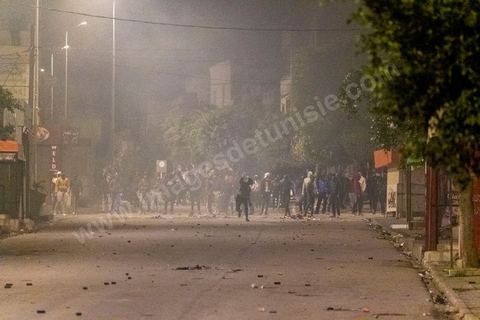 19 janvier 2021 : cinquième nuit d'affrontements entre les jeunes de quartiers populaires et la police alors que le pays est en couvre feu à partir de 20h. Dans le quartier de Ettadhamen, banlieue populaire à l'ouest de Tunis, les affrontements sont sporadiques, environ 200 jeunes brulent des poubelles et caillassent la police qui répond par des tirs de lacrymogènes et repoussent les jeunes dans les ruelles. Peu de dégats et plusieurs centaines d'arrestations depuis le début des émeutes dans le pays.