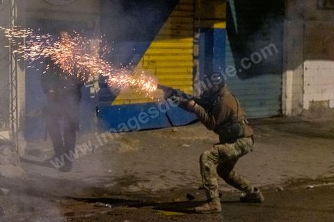 19 janvier 2021 : cinquième nuit d'affrontements entre les jeunes de quartiers populaires et la police alors que le pays est en couvre feu à partir de 20h. Dans le quartier de Ettadhamen, banlieue populaire à l'ouest de Tunis, les affrontements sont sporadiques, environ 200 jeunes brulent des poubelles et caillassent la police qui répond par des tirs de lacrymogènes et repoussent les jeunes dans les ruelles. Peu de dégats et plusieurs centaines d'arrestations depuis le début des émeutes dans le pays.