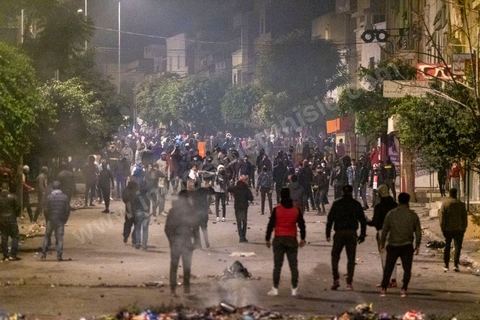 19 janvier 2021 : cinquième nuit d'affrontements entre les jeunes de quartiers populaires et la police alors que le pays est en couvre feu à partir de 20h. Dans le quartier de Ettadhamen, banlieue populaire à l'ouest de Tunis, les affrontements sont sporadiques, environ 200 jeunes brulent des poubelles et caillassent la police qui répond par des tirs de lacrymogènes et repoussent les jeunes dans les ruelles. Peu de dégats et plusieurs centaines d'arrestations depuis le début des émeutes dans le pays.