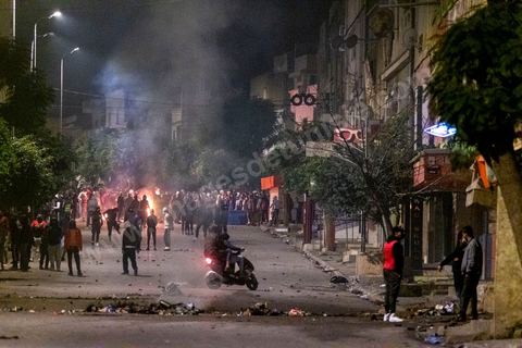 19 janvier 2021 : cinquième nuit d'affrontements entre les jeunes de quartiers populaires et la police alors que le pays est en couvre feu à partir de 20h. Dans le quartier de Ettadhamen, banlieue populaire à l'ouest de Tunis, les affrontements sont sporadiques, environ 200 jeunes brulent des poubelles et caillassent la police qui répond par des tirs de lacrymogènes et repoussent les jeunes dans les ruelles. Peu de dégats et plusieurs centaines d'arrestations depuis le début des émeutes dans le pays.