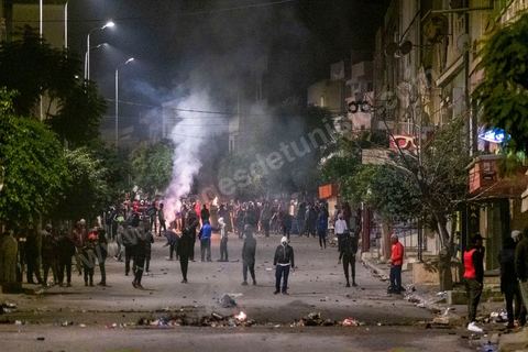 19 janvier 2021 : cinquième nuit d'affrontements entre les jeunes de quartiers populaires et la police alors que le pays est en couvre feu à partir de 20h. Dans le quartier de Ettadhamen, banlieue populaire à l'ouest de Tunis, les affrontements sont sporadiques, environ 200 jeunes brulent des poubelles et caillassent la police qui répond par des tirs de lacrymogènes et repoussent les jeunes dans les ruelles. Peu de dégats et plusieurs centaines d'arrestations depuis le début des émeutes dans le pays.