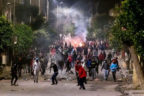 19 janvier 2021 : cinquième nuit d'affrontements entre les jeunes de quartiers populaires et la police alors que le pays est en couvre feu à partir de 20h. Dans le quartier de Ettadhamen, banlieue populaire à l'ouest de Tunis, les affrontements sont sporadiques, environ 200 jeunes brulent des poubelles et caillassent la police qui répond par des tirs de lacrymogènes et repoussent les jeunes dans les ruelles. Peu de dégats et plusieurs centaines d'arrestations depuis le début des émeutes dans le pays.