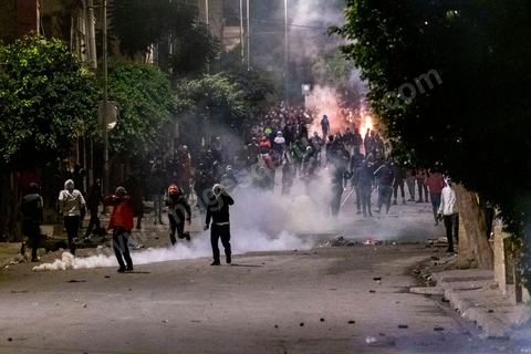 19 janvier 2021 : cinquième nuit d'affrontements entre les jeunes de quartiers populaires et la police alors que le pays est en couvre feu à partir de 20h. Dans le quartier de Ettadhamen, banlieue populaire à l'ouest de Tunis, les affrontements sont sporadiques, environ 200 jeunes brulent des poubelles et caillassent la police qui répond par des tirs de lacrymogènes et repoussent les jeunes dans les ruelles. Peu de dégats et plusieurs centaines d'arrestations depuis le début des émeutes dans le pays.