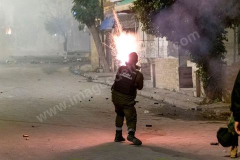 19 janvier 2021 : cinquième nuit d'affrontements entre les jeunes de quartiers populaires et la police alors que le pays est en couvre feu à partir de 20h. Dans le quartier de Ettadhamen, banlieue populaire à l'ouest de Tunis, les affrontements sont sporadiques, environ 200 jeunes brulent des poubelles et caillassent la police qui répond par des tirs de lacrymogènes et repoussent les jeunes dans les ruelles. Peu de dégats et plusieurs centaines d'arrestations depuis le début des émeutes dans le pays.