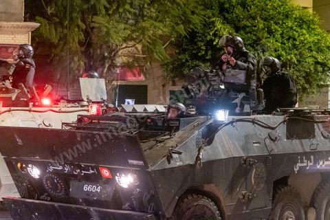 19 janvier 2021 : cinquième nuit d'affrontements entre les jeunes de quartiers populaires et la police alors que le pays est en couvre feu à partir de 20h. Dans le quartier de Ettadhamen, banlieue populaire à l'ouest de Tunis, les affrontements sont sporadiques, environ 200 jeunes brulent des poubelles et caillassent la police qui répond par des tirs de lacrymogènes et repoussent les jeunes dans les ruelles. Peu de dégats et plusieurs centaines d'arrestations depuis le début des émeutes dans le pays.