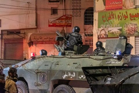 19 janvier 2021 : cinquième nuit d'affrontements entre les jeunes de quartiers populaires et la police alors que le pays est en couvre feu à partir de 20h. Dans le quartier de Ettadhamen, banlieue populaire à l'ouest de Tunis, les affrontements sont sporadiques, environ 200 jeunes brulent des poubelles et caillassent la police qui répond par des tirs de lacrymogènes et repoussent les jeunes dans les ruelles. Peu de dégats et plusieurs centaines d'arrestations depuis le début des émeutes dans le pays.