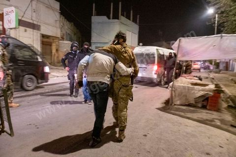 19 janvier 2021 : cinquième nuit d'affrontements entre les jeunes de quartiers populaires et la police alors que le pays est en couvre feu à partir de 20h. Dans le quartier de Ettadhamen, banlieue populaire à l'ouest de Tunis, les affrontements sont sporadiques, environ 200 jeunes brulent des poubelles et caillassent la police qui répond par des tirs de lacrymogènes et repoussent les jeunes dans les ruelles. Peu de dégats et plusieurs centaines d'arrestations depuis le début des émeutes dans le pays.